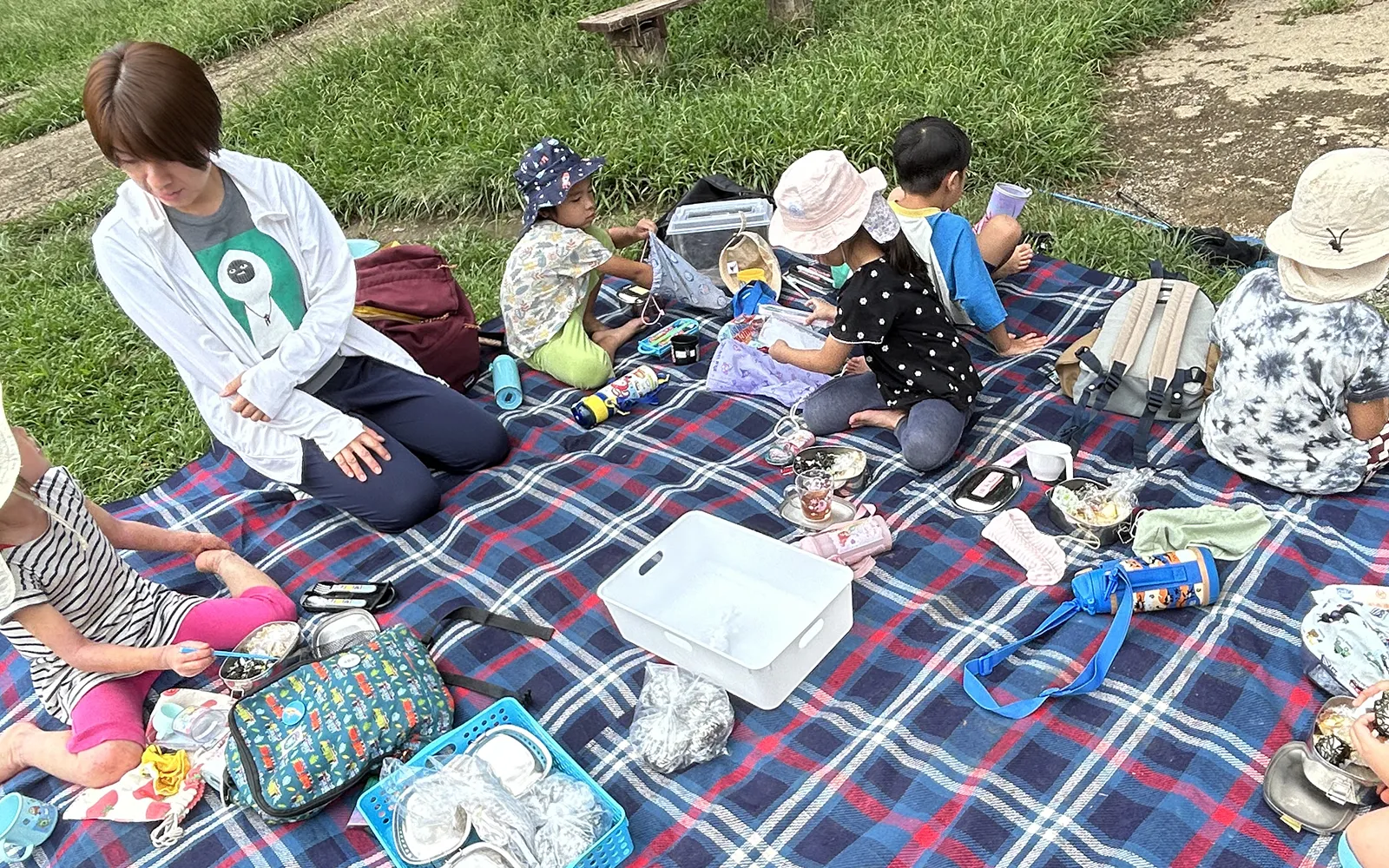 あたたかな給食を青空の下で